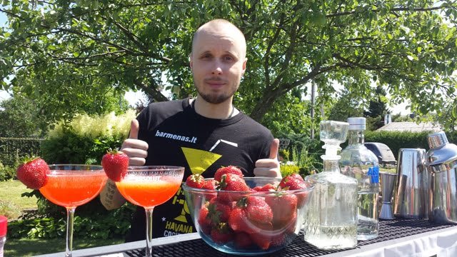 Kokteiliai "Strawberry Martini" su braškėmis tiesiai iš daržo.