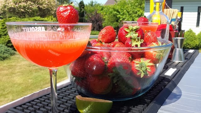 "Strawberry Martini" jau pagamintas, braškių dar liko. Puikumėlis :)