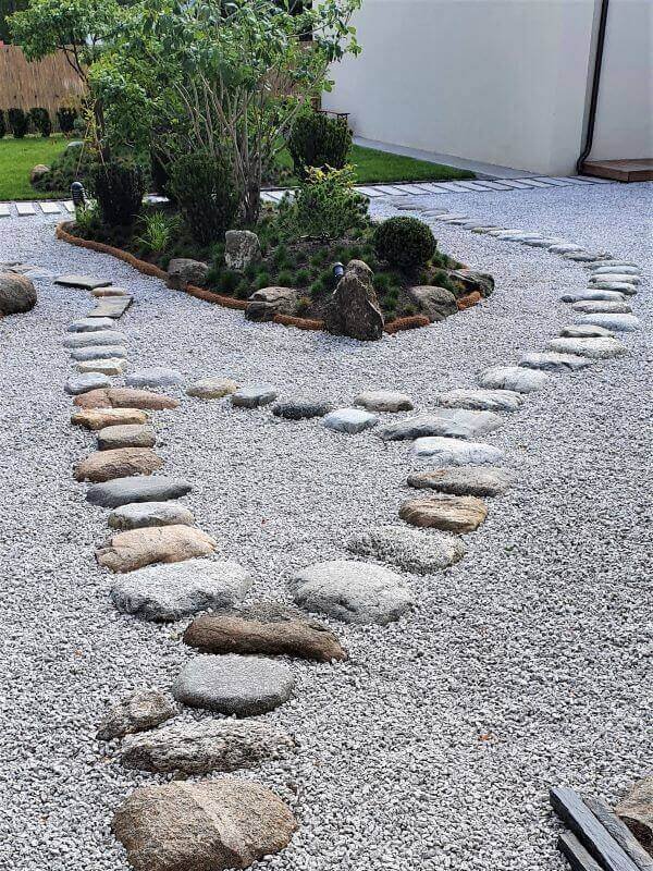 Japoniškas sodas Klaipėdoje yra karesansui tipo (sausasis) – čia vandenį simbolizuoja akmens skaldelė. Nuotr. L. Popkytė-Fukumoto