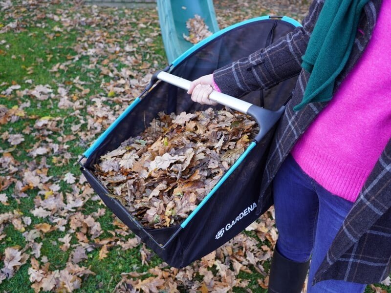 Šio lapų rinktuvo maišas atsikabina, todėl labai patogu išnešti surinktus lapus. Nuotr. Lina Liubertaitė