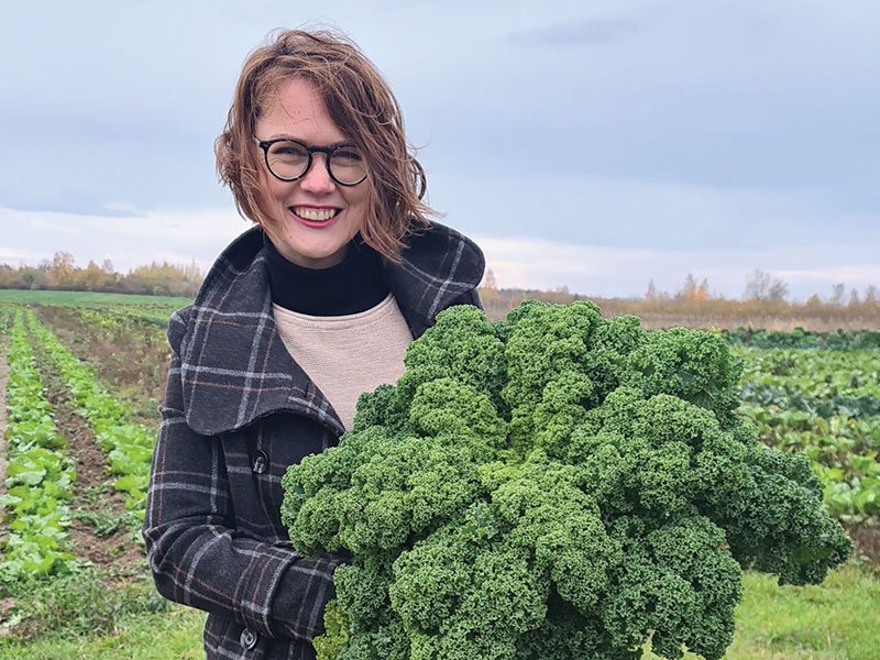 Genovaitės Sakalauskienės ekologiniame ūkyje - štai tokio dydžio kale kopūstai. Nuotr. Lina Liubertaitė