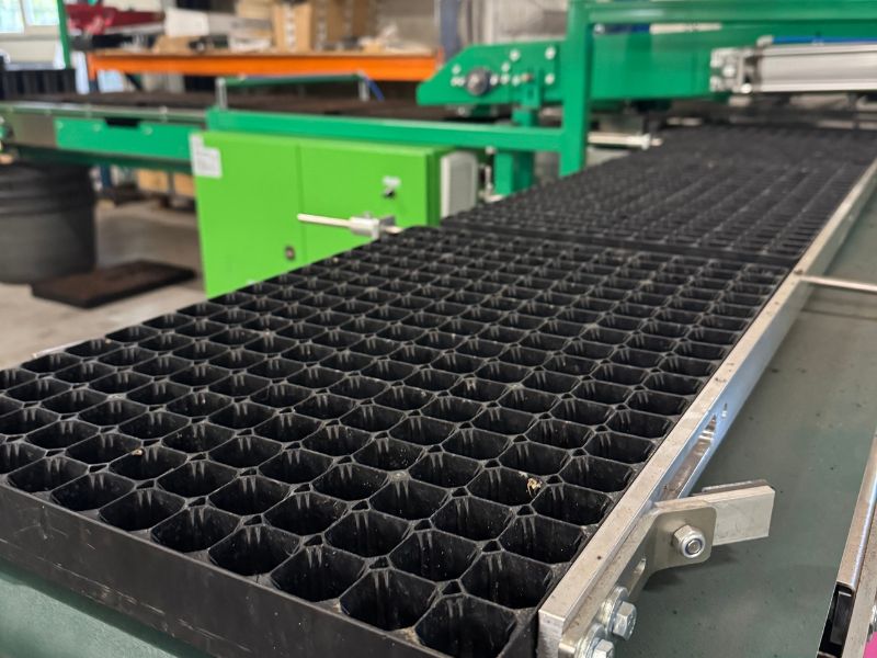 Daugkartiniai plastikiniai deklai is prekybos vietu griztantys augintojams