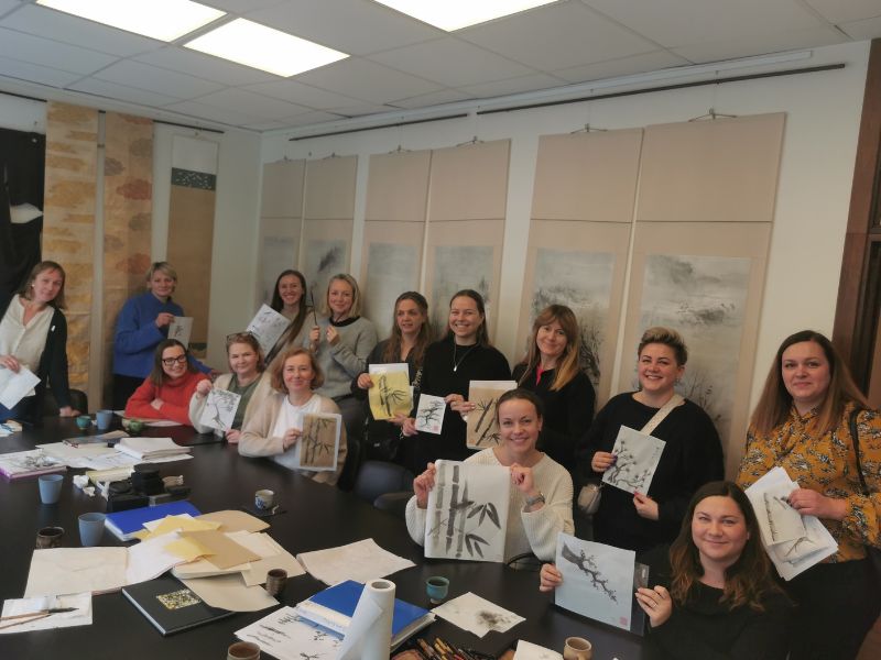 Klubas piešė augalų motyvus japoniška sumi-e technika