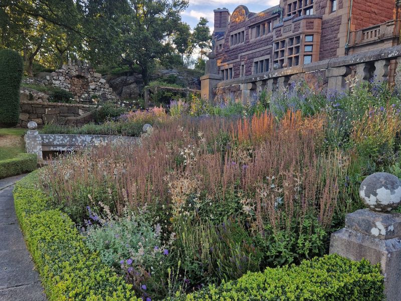 Sodas ir pilis - įkvėpti Arts and Crafts tendencijų