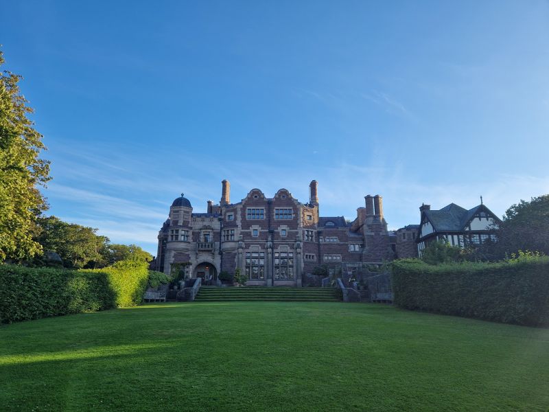 Sodas ir pilis sudaro visumą