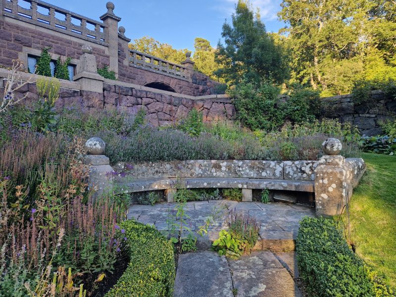 Takai, vietinis akmuo, sienelės ir preciziškai karpomi buksmedžiai - visa tai šio sodo dalis